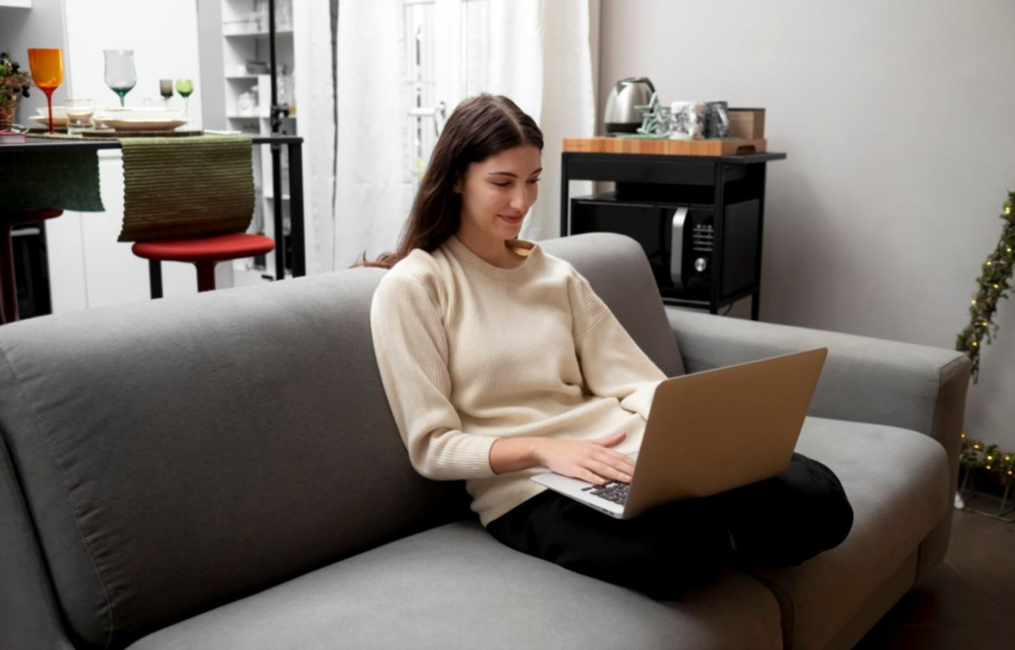 Teilnehmer arbeitet konzentriert an Cashflow-Analysen mit modernen Finanztools